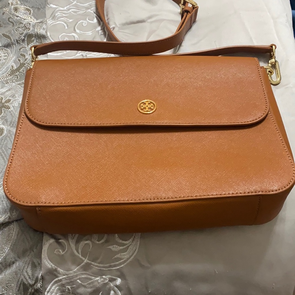 Tory Burch Robinson leather cross body bag.